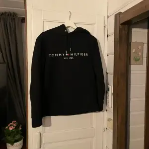 Säljer en snygg svart hoodie från Tommy Hilfiger i storlek S. Använd fåtal gånger!! 