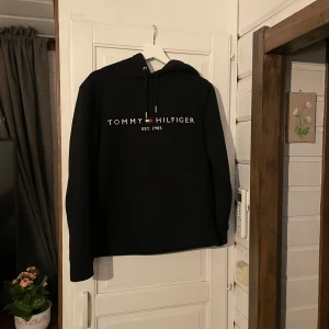 Svart hoodie från Tommy Hilfiger - Säljer en snygg svart hoodie från Tommy Hilfiger i storlek S. Använd fåtal gånger!! 