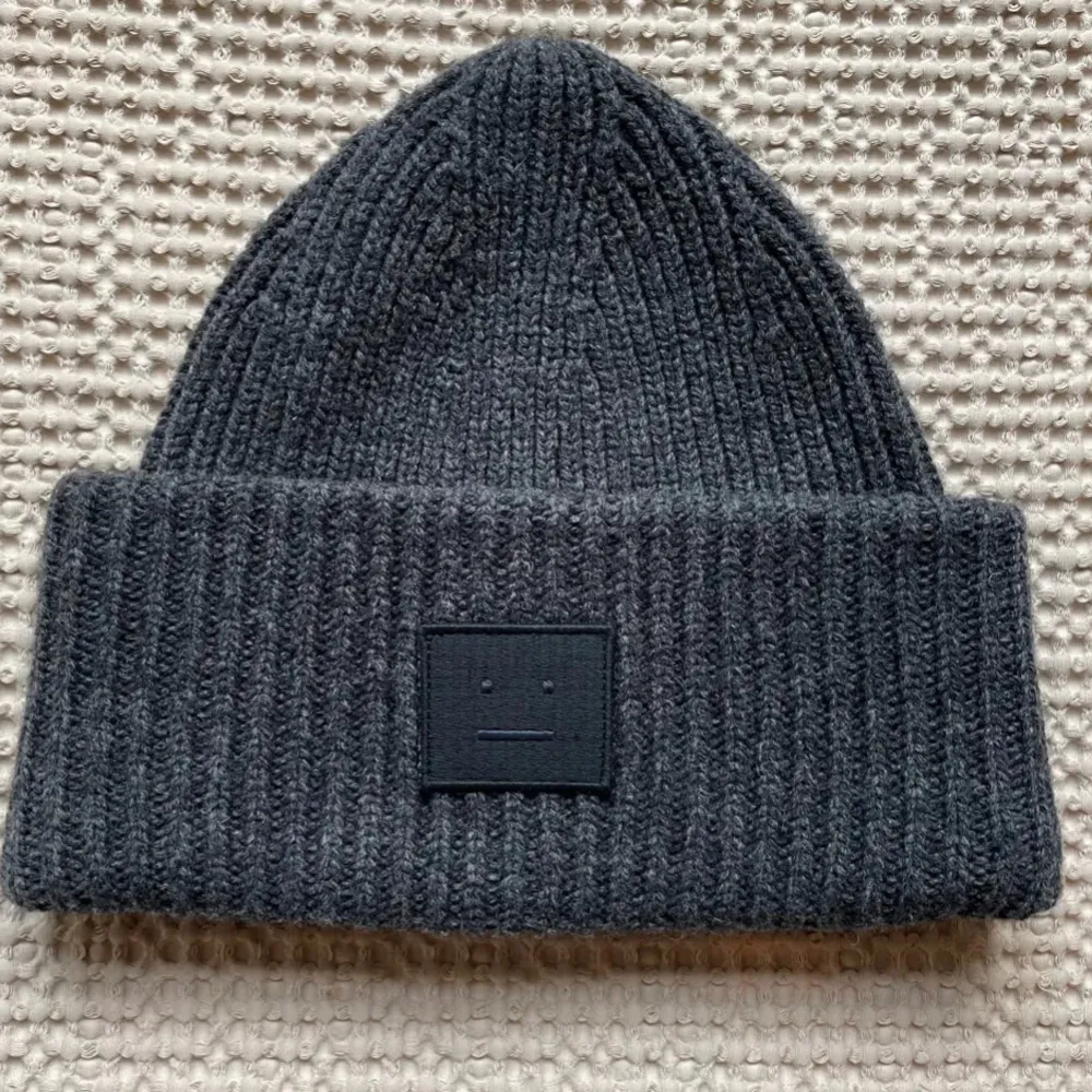 Mössa från acne studios! Köptes för nypris förra året men har knappt används då det inte riktigt är min stil. I nyskick. Accessoarer.