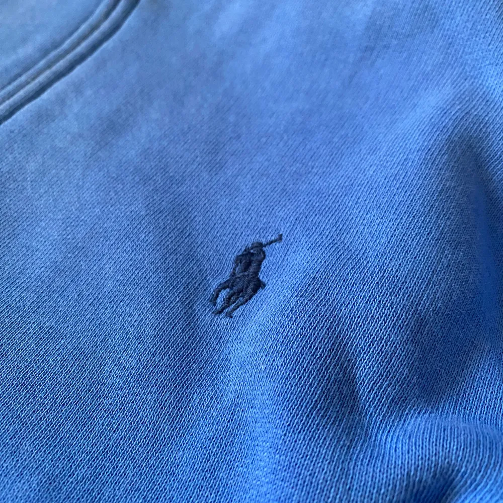 Säljer en snygg blå hoodie från Ralph Lauren i storlek XL. Den har en dragkedja framtill och en klassisk broderad logga på bröstet. Perfekt för en avslappnad stil och passar bra till både höst och vår. Superbekväm och stilren! Obs! Liten i storleken. 100% äkta . Tröjor & Koftor.