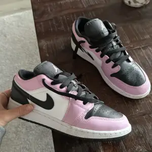 Säljer ett par Nike Air Jordans i superfräscht skick! De är i en snygg kombination av rosa, svart och vitt med klassisk snörning. Perfekta för både vardag och fest. Storleken är dam 39. 🖤💗