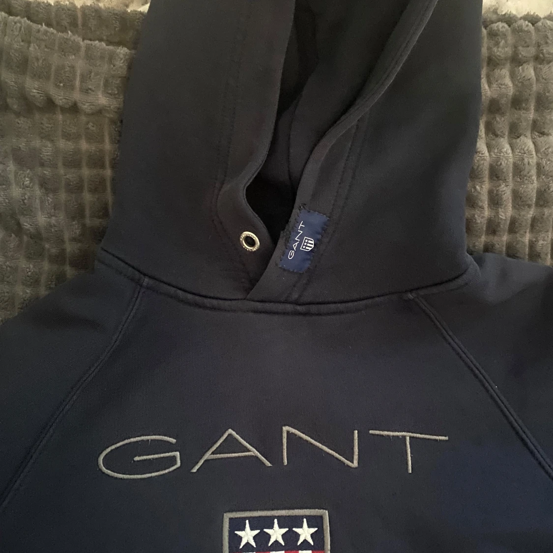 Mörkblå hoodie från GANT - 90