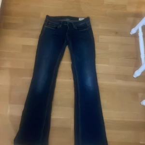 Lågmidjade Mörkblå bootcut jeans från G-Star RAW - Midjemått 35 cm inerbenslängd 72 cm Säljer ett par snygga lågmidjade mörkblå bootcut jeans från G-Star RAW. De har en klassisk femficksdesign och är i mycket bra skick. Perfekta för både vardag och fest! 🕺Knappt använda och säljs eftersom de är för stora Pris kan diskuteras!!!