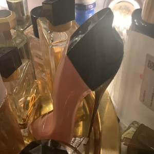 Carolina herrera parfym  - Köpte för 1330 kronor, har  använt den några gånger. Nästan helt full. (50ml)  Priset går att diskuteras!