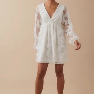 Vit spetsklänning med v-ringning - Säljer nu den här superfina vita klänningen med v-ringning och öppenrygg från Gina Tricot. Aldrig använd så prislappen sitter kvar🩷Är som storlek M men passar L