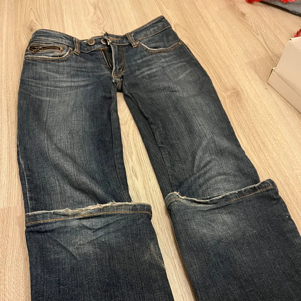 Säljer mina lågmidjade jeans som jag sydde om själv. På bild 3 och 4 ser ni några defekter, inget som folk märker men jag kommer fixa till det finare på bild 3 innan utskick. Finns två knapp alternativ på jeansen.  Finns fler bilder men kom gärna privat. -tryck inte på köp nu direkt, hör gärna av dig först⭐️. Jeans & Byxor.