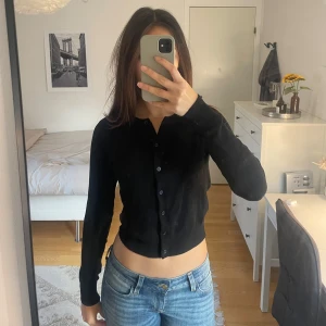 Stickad kofta - Säljer denna fina kofta då den tyvärr inte kommer till användning längre. Endast använd ett fåtal gånger!🌸