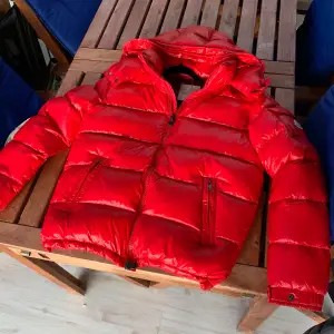 Säljer en snygg röd moncler maya, storlek 2 (M). Nyskick