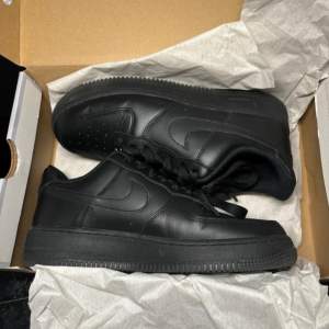 Sjukt fina Nike Air force 1.’07 som köptes för ca 2 månaders sen när ja fick de i present som de hade. Storlek 40! Faller mig däremot inte så mycket i smaken därav säljer jag dem. De finns en liten ”avvikelse” se bild 3 men de syns knappt vet inte va de är exakt som skapats på skon där framme men de syns inte alls. Annars super fina o som nya typ.   Ord pris 1 499 kr