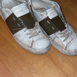 Valentino open  - Säljer ett par väl använda valentino skor. Väldigt snygga skor skick är 6,5/10 Skriv bara för mer info och om man är intresserad