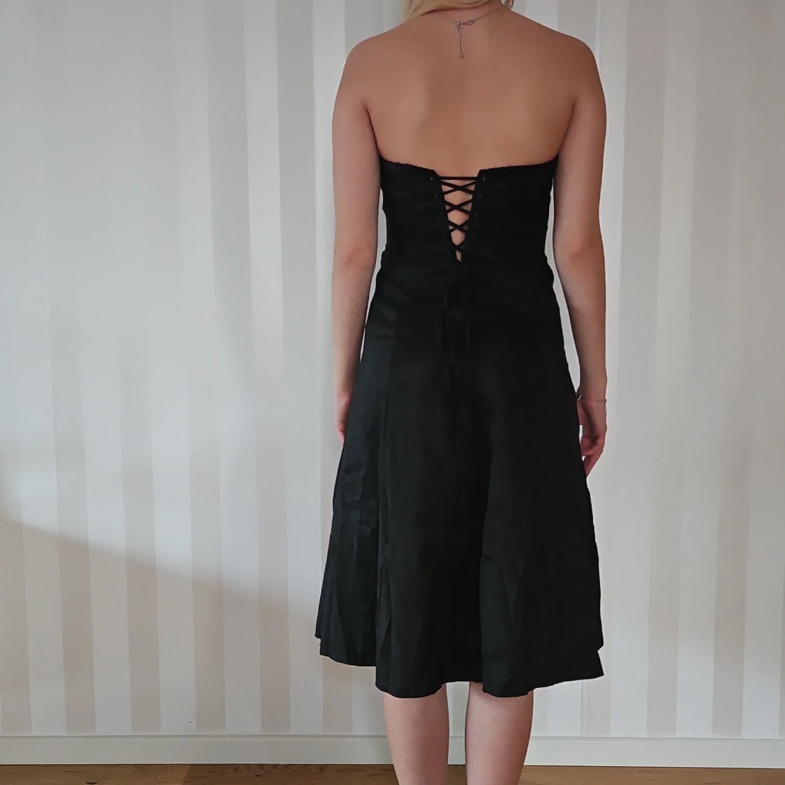 Svart axelbandslös klänning - 90