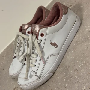  Polo Ralph Lauren skor - Säljer dessa populära skor från Polo Ralph Lauren, använda ca 1 månad så små tecken på användning men fortfarande i väldigt fint skick💗💗