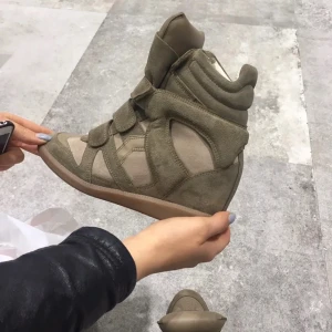 Isabel Marant - Snygga khaki färgade isabelmarant, nästan aldrig använda och behöver ny ägare! Storlek 39 men passar 38-40. Väldigt fint skick👠👠Pris kan diskuteras ❤️