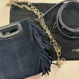 Maje väska lilla modellen - Snygg svart väska i mocka från Maje, båda banden följer med och även dustbag. Har använts en del men har inga defekter! skriv för fler bilder🥰