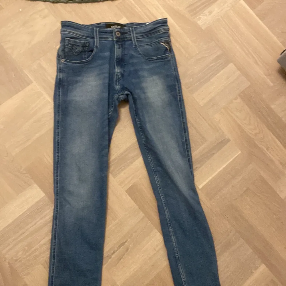 Säljer ett par snygga blå jeans från Replay i storlek 29/32, knappt använda. De har en klassisk femficksdesign och en bekväm passform. Perfekta för både vardag och fest! 🕺. Jeans & Byxor.