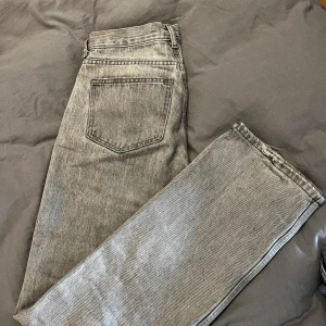 Grå jeans från Perfect Jeans - Säljer ett par grå raka jeans från Perfect Jeans Gina i storlek 34. 