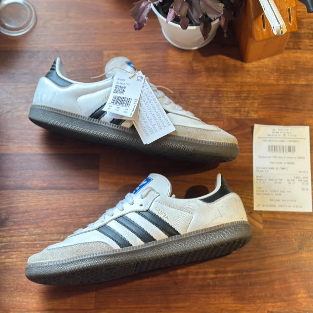 Tjena! Nu säljer jag dessa Adidas OG Samba i storlek 44. Dem är i bra skick och är självklart äkta! Kvitto tillkommer tillsammans med alla andra accessoaren till skorna inkluderat original lådan. ( dem är köpta i Litauen av mig så därför står kvittot på litauiska). Finns inga dåliga frågor! Priset är även diskuterbart vid en SNABB affär, MVh Abbe:)). Skor.