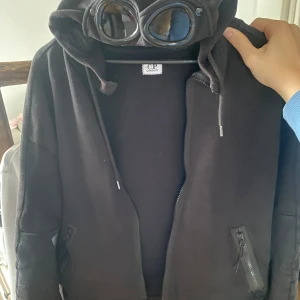 C.P Company zip hoodie - Säljer nu min sjukt snygga cp company zip hoodie som är perfekt för dig som gillar att sticka ut. Köpt för 3600 på Wonder i varberg. Köpt för ca 1 års sedan men använt i våras typ sen hängt:) tar även byte mot t.ex Palm angels byxor eller parjumpers jacka med pengar emellan om de krävs