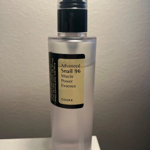 COSRX Advanced Snail 96 Mucin Power Essence - Säljer detta trendiga snigelslemmet från COSRX, använt fåtal gånger och säljer pga att den inte funkar för mig. Tvättar den noggrant innan jag postar. Orginalpris är 299 säljer för 120💗Priset kan diskuteras🫶🏼