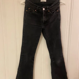 Svarta flared jeans - Säljer ett par snygga svarta bootcut jeans i bra skick. De har en klassisk femficksdesign med knappar och dragkedja framtill. Perfekta för både vardag och fest! 🖤