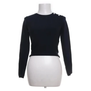 Tröja med knappar - Jättefin stickad tunn tröja med knappar på axeln ❤️