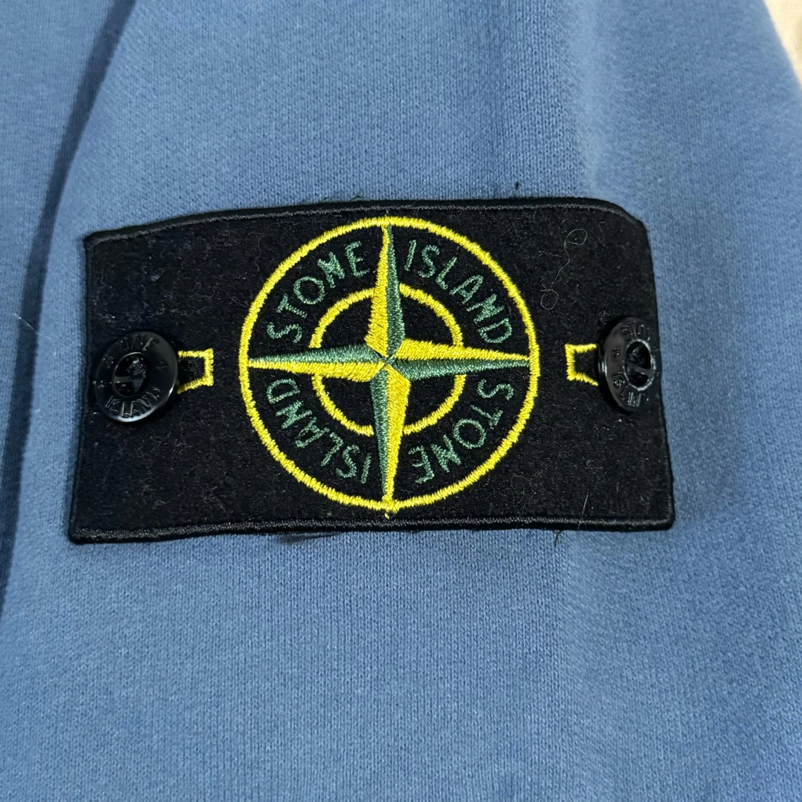 Blå hoodie från Stone Island i M - 91