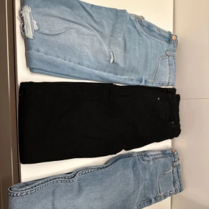 Bershka jeans - Helt nya bershka jeans, blå och svart är endast provade. dom blå med hål är andvända en gång så alla är i nyskick:)  Säljer pågrund av att dom blev lite korta på mig som är 168 annars normal i storlek och stretchiga!  Kostar 300kr styck nya:)  500 för alla💕