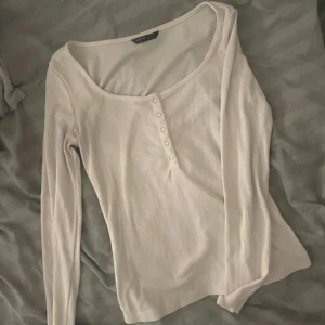 tajt långärmad tröja knappar  - vit tajt urringad långärmad tröja med knappar i superskönt lite tjockare material. bra skick och passar stl xs/s!🤍