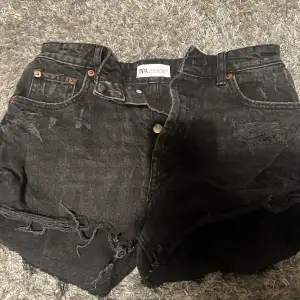 Säljer ett par svarta jeansshorts från Zara i bra skick. Använda ett fåtal gånger, högmidjade shorts perfekta på sommaren💕