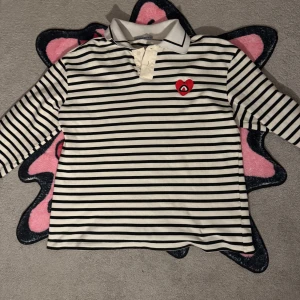 Randig pikétröja från Aelfric eden - Säljer en superfin randig pikétröja från Aelfric eden. i svart och vit. Storlek S men lite i storlek och passar xs. Använd 2 gånger, för liten för mig. Kostar lite över 500kr ny. 