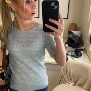 Ljusblå spetsblus - Säljer en söt ljusblå spetsblus med korta ärmar från VILA🤍. Säljs då jag inte använder den lika ofta längre. Skriv för fler bilder!