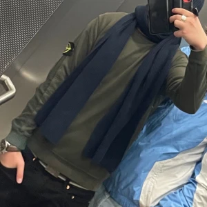 Olivgrön långärmad tröja - Säljer en olivgrön Stone island tröja i bra skick. Perfekt för höst och vinter med en stilren design. Tröjan har en liten logga på bröstet och är gjord i ett mjukt material. Passar både till vardags och lite mer uppklädda tillfällen.