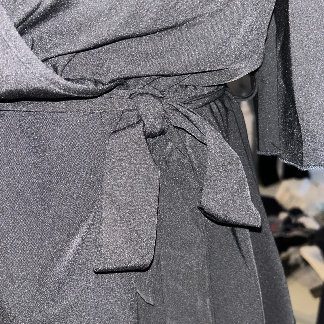 Svart blus med knytband - 92