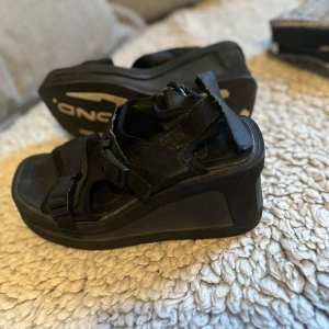 Svarta platåsandaler från Vagabond - Säljer ett par svarta platåsandaler från Vagabond i mycket bra skick. De har en chunky sula och justerbara remmar för perfekt passform. Perfekta för sommaren och ger en cool look till vilken outfit som helst. 🖤