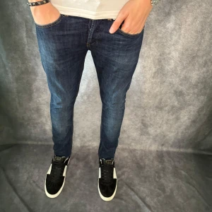 DONDUP GEORGE JEANS  - // Dondup George jeans | storlek w30, benlängd: 93cm, midjemått: 41cm | Nypris runt 4000 | Kontakta för fler frågor eller funderingar // Deluxecloset 
