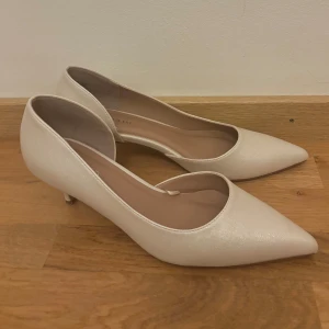 Klackar - Snyggaste klackarna från Anna Field. De är vit glittriga i STORLEK 38 med ca 6cm klack. Endast använda en gång men de är tyvärr för stora för mig😥. Finns en liten reva (se sista bild) men inget man tänker på. 🎀🎀