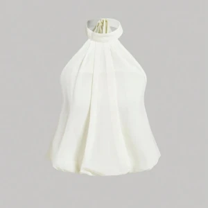 Vit halterneck blus - Snygg vit halterneck blus med knytning i nacken. Storlek S, använd 1 gång, från shein 