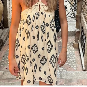 Jättesöt sommarklänning - Så fin klänning ifrån zara!!🤍💕perfekt till sommaren när man är brun, den har små fina detaljer och ett fint mönster 💞 säljer då jag inte tycker att den sitter så bra på mig 💘De två första bilderna är lånade men skriv till mig för mer bilder och info!❤️