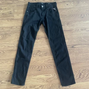 Replay Anbass Jeans - Säljer ett par snygga svarta jeans från Replay.  Skicket är som nytt och har inga skador.           Skick 8/10.          