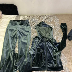 Grön sammet hoodie - Säljer en supermjuk och snygg grön hoodie i sammet. Perfekt för en chill dag eller en mysig kväll. Den har en dragkedja framtill och långa ärmar. Passar perfekt till höst och vinter. Använd 1 gång!