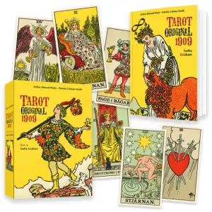 Välkommen till Tarot Original 1909 av Arthur Edward Waite och Pamela Colman Smith. Detta är 1900-talets mest välkända tarotlek och den första som massproducerades. Den här utgåvan har återgivits så som leken först gavs ut i december 1909. Boxen inkluderar en bok i fyrfärg av tarotexperten Sasha Graham som tolkar bildernas andliga och psykologiska innebörd utifrån Waites ursprungliga förklaringar.Ockultisten Arthur Edward Waite och konstnären Pamela Colman Smith tillhörde på slutet av 1800-talet och början av 1900-talet det esoteriska sällskapet The Hermetic Order of the Golden Dawn där tarot ingick i de andliga aktiviteterna. Symboliken och de ockulta influenserna i tarotleken från 1909 är inspirerade av Frimurarorden, alkemi, Rosenkreuzarna, egyptisk ikonografi, den hebreiska kabbalan, livets träd, kristen symbolik och äldre, historiska tarotlekar. Waite och Smiths tarotlek anses ha lagt grunden för modern tarot och har gett inspiration till de flesta av vår tids tarotskapare. Utifrån Smiths lättillgängliga bilder och Waites pedagogiska förklaringar blev kunskapen om tarot för första gången öppet tillgänglig och det blev möjligt för alla att ägna sig åt intuitiv kortläsning. BOXEN INNEHÅLLER: Kortlek med 78 tarotkort i fyrfärg, storlek 66x120 mm och tillhörande häfte Bok (mjukband, 200 sidor) i fyrfärg med bilder på korten och förklaringar till varje kort