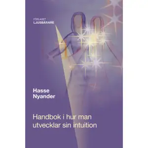 Handbok i att utveckla sin intuition!  Den här boken är framtagen som kurslitteratur men är också fascinerande läsning för alla som vill veta mer om sin intuition och vill lära sig att utveckla den. Intuitionen är en stor hjälp, även i vardagen. Här får du genom olika exempel och övningar lära dig hur du med hjälp av din magkänsla fattar de klokaste besluten.  Vad är då intuition?  Jag tycker att det är viktigt att vi i livet är i kontakt med vår Ande – den Ande man alltid varit och alltid kommer att vara. Kommunikationen mellan vår Ande och vårt fysiska jag, kallar vi för intuition. Den här boken är ett redskap för att förstå Anden och dess intuitiva kommunikation, men också ett hjälpmedel för att utveckla och förfina denna förmåga. Jag rekommenderar att du även använder dig av meditationsskivan Andens meditation när du läser boken. Genom den tränas du i att vara ett med din Ande. Boken och skivan är skapade för att komplettera varandra. Det är en process att komma i kontakt med sin Ande och sedan lära sig att hålla kontakten vid liv. Denna kontakt är helt naturlig då vi föds till den fysiska världen, men tonas oftast ner allteftersom vi lär oss att behärska den fysiska tillvaron och att styras av den. Med hjälp av din intuition och kontakten med din Ande kan du lära dig att tolka signalerna när du har ett viktigt budskap att förmedla till dig själv. På försättsbladet hittar du adressen till ett nätverk där du kan möta likasinnade, dela med dig av upplevelser, tipsa andra om olika saker och samtala om andlighet.Hasse Nyander    Format Inbunden   Omfång 288 sidor   Språk Svenska   Förlag Ljusbärare AB   Utgivningsdatum 2011-11-01   ISBN 9789197725828  