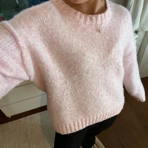 Rosa stickad tröja - Supermysig rosa stickad tröja, väldigt sparsamt använd
