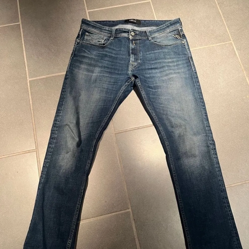 Replay jeans i storlek 34/32. Modellen rocco och är lite mer åt det slimmade hållet. Lätt den snyggaste replay modellen enligt mig. Dom har inga tecken på använding. Hör av er om ni vill ha fler bilder elr liknande👊🏼. Jeans & Byxor.