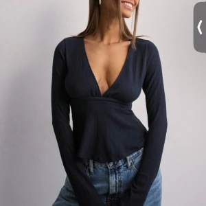 Marinblå topp från Nelly med knyt - Säljer denna jättefina topp då den ej kommer till användning. Den är mer Marinblå än på bilden