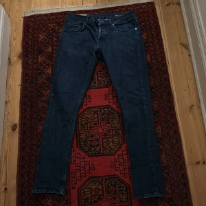 Dondup george  - Säljer ett par mörkblå jeans från Dondup i bra skick. De har en klassisk femficksdesign och är perfekta för både vardag och fest. Storlek 34