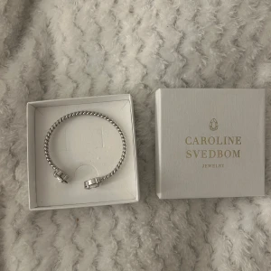 Silverarmband från Caroline Svedbom - Skitsnyggt armband från Caroline Svedbom i fint skick, kommer inte till användning då jag är guldperson! 💘