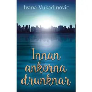 En råhet som jag bara har sett glimtar av tidigare sveper över dig som rinnande stål, tar över hela din person. Vi delar inga drömmar längre, sover långt ifrån varandra. Hela tillvaron är som att andas genom ett sugrör. 18-åriga Zandra vill göra misstag med flit. Så att hon har något att skriva dikter om sen. När hon på planet till New York träffar Oliver verkar han först vara det perfekta misstaget att göra. Men allt blir fel. Zandra får svårt att koncentrera sig på annat än att få pojkvännen Johannes att förlåta henne och på sina feta lår. Kläderna blir snabbt för stora, huden känns genomskinlig och nyckelbenen vassa. I övrigt läser hon Pro-Ana-bloggen Happyandskinny och suger i sig thinspiration. Men trots att vågens siffror klättrar nedåt känner sig hon sig tjock i själen. Under sommaren praktiserar Zandra som fotograf på en tidningsredaktion i en mindre ort utanför Linköping. Där träffar hon småbarnsmamman Tanja som bara tänker på politik, sin exman Julian och att få många lajks på Facebook. Johannes spelar mest datorspel och äter nudlar. Och i bakgrunden lurar Oliver    Format Danskt band   Omfång 207 sidor   Språk Svenska   Förlag Whip Media   Utgivningsdatum 2017-04-25   ISBN 9789188265630  