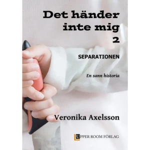 Separationen : en sann historia. (bok, kartonnage) - Manne har äntligen lämnat Veronika och barnen. Men det visar sig snabbt att det inte är hela sanningen. Ett brev från Försäkringskassan är uppstarten till det som Veronika aldrig i sin vildaste fantasi hade kunnat tänka ut skulle komma att hända. Ur askan i elden är ett uttryck som skulle kunna sammanfatta uppföljaren till Det händer inte mig - Förhållandet. Månad för månad ökar problemen och barnen far illa. Lidandet har endast börjat och det visar sig snabbt att Manne har planer på att sätta käppar i hjulen på alla möjliga och omöjliga sätt för Veronika. Utredningar, förundersökningar, ändrade planer och felbedömningar från socialtjänsten är bara förnamnet på allt som drabbar Veronika och barnen. En dag står en av döttrarna med kniven i handen. På grund av den gemensamma vårdnaden om barnen kom Veronikas röst att förminskas genom ständiga nekanden till rätt hjälp, trots hennes försök att kämpa för barnens välmående i den utsatta situation de befann sig. Det fick henne att känna sig maktlös, nästan livegen. Hon var som en liten gråsparv som försökte flytta på berg.    Format Kartonnage   Omfång 420 sidor   Språk Svenska   Förlag Upper Room förlag   Utgivningsdatum 2016-02-02   ISBN 9789187633133  