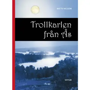 Trollkarlen från ÅsHan råkade i onåd hos brukspatronen och blev utvisad, byggde, berättade och dog i sin gård nära hennes några år före. Hon växte upp i herrgårdskulturen, flyttade hemifrån som ung och kom tillbaka, byggde, berättade och dog där. De såg och hörde samma saker men de träffades aldrig. Två vitt skilda liv i samma lantliga värmländska kultur bara någon kilometer isär. Inga jämförelser dem emellan är möjliga. Förutom att båda var jordbrukare, hon stor och han liten, finns det bara en sak som Johan Alfred Nilsson hade gemensamt med Selma Lagerlöf och det var förmågan att berätta. Selma Lagerlöfs berättande är sofistikerat och överlämnat till eftervärlden att minnas, men Johan Alfred Nilsson lämnade inte en rad efter sig. Deras berättande tog sin näring ur samma lokala mylla men deras erfarenheter skilde sig åt. Medan Selma Lagerlöfs estrad var akademiens och herrgårdsverandans var Johan Alfred Nilsson en kung på småböndernas och torparnas marknader och kalas. Kanske sågs de på kyrkbacken, de var så gott som jämnåriga, kanske kände hon till honom för hon visste mer om grannarna än vad de visste om henne. Som andra sockenbor uppvaktade han på hennes 70-årsdag, men på respektfullt avstånd. Jag har en relation till dem båda. Till Lagerlöf, en smula kylig men beundrande, jag har skrivit en bok om min mor som husjungfru i Lagerlöfs kök, men till Johan Alfred? Tja, inte så lätt att säga, han var lite lättsinnig men var också min farfar. Alfred var en berättarbegåvning, men han är så gott som glömd och hans fotspår har suddats ut. Det muntliga berättandet förlorar sin spänst om det skulle skrivs ner, men så länge lyssnarna levde så länge levde också minnet av hans konst. Han skickades bort till ett bondeliv han inte var förberedd för, därför att han inte lyfte på mössan för brukspatron Sundin. Underhöll med historier, drömmar, upptåg och trollerier dit han kom. Lockade till skratt och förlägenhet. Sju pigor höll honom på fötter innan en resolut hustru tog kommandot. Jag beskriver honom och hans upptåg, hans tid och hans grannar och deras livsbetingelser i en by i Fryksdalen mitt i Värmland. En värld på landet, glömd för länge sedan. Matts Nilsson    Format Inbunden   Omfång 256 sidor   Språk Svenska   Förlag Votum & Gullers Förlag   Utgivningsdatum 2015-11-24   ISBN 9789187283758  